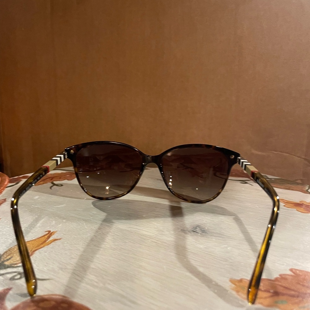 Burberry Sunglasses with Black and Cream Highlights - Picture 4 of 8